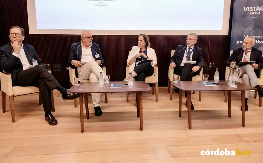 La teniente de alcalde de Econom&iacute;a y Empleo del Ayuntamiento de C&oacute;rdoba y presidenta del Imdeec, Blanca Torrent (centro), participa en el encuentro FOTO AYUNTAMIENTO DE C&Oacute;RDOBA