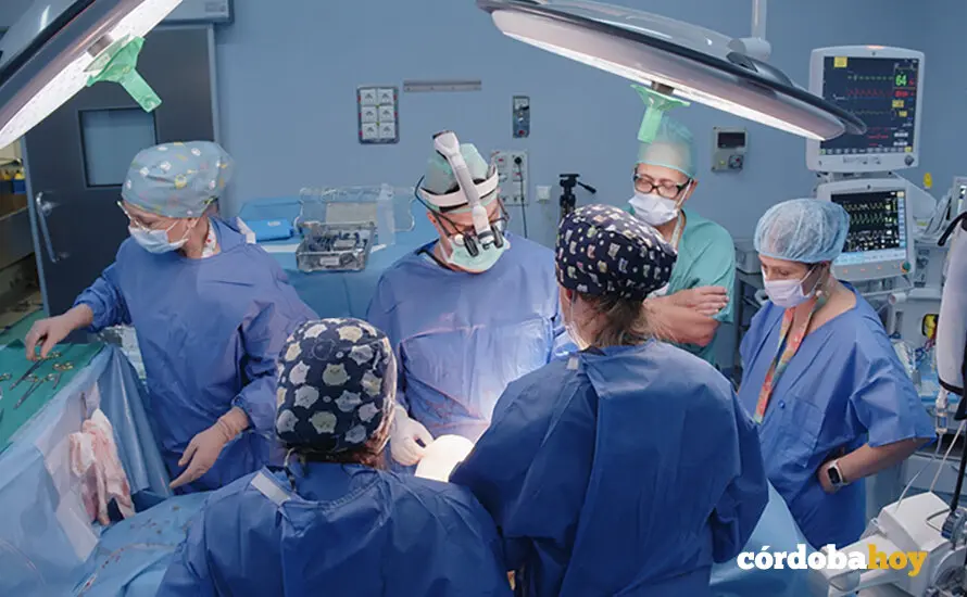 El equipo del Hospital Reina Sof&iacute;a que ha hecho posible la intervenci&oacute;n FOTO HURS
