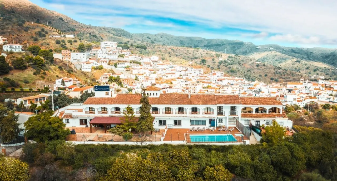  Buscar ayuda y apostar por un cambio real es mucho m&aacute;s f&aacute;cil si se hace en el entorno adecuado, de la mano de un equipo profesional y con opciones adaptadas a cada persona y familia. Es justo lo que aporta <a href="https://montealminara.com/">Montealminara</a><a href="https://montealminara.com/">, centro de desintoxicaci&oacute;n en M&aacute;laga</a>, un referente nacional por su enfoque integral, sus instalaciones exclusivas y su trato cercano y humano. Este modelo de excelencia y acompa&ntilde;amiento tambi&eacute;n est&aacute; disponible en Almer&iacute;a, con un nuevo centro ambulatorio ampliando el compromiso con el bienestar y la salud mental en Andaluc&iacute;a.<br>Tres centros para acompa&ntilde;ar cada fase del tratamiento<br><br>Montealminara ofrece a sus pacientes tres espacios, cada uno pensado para cubrir diferentes necesidades en el proceso de recuperaci&oacute;n:<br>Centro de ingreso en Moclinejo (M&aacute;laga): en plena naturaleza, entre el mar y la monta&ntilde;a, este centro de ingreso para el tratamiento de adicciones asegura privacidad, calma y atenci&oacute;n las 24 horas, con habitaciones amplias y suites, piscina y espacios de descanso donde la recuperaci&oacute;n es la prioridad.<br>Centros ambulatorios en M&aacute;laga capital y Almer&iacute;a: pensados para quienes requieren compatibilizar la terapia con su vida diaria, o como opci&oacute;n de seguimiento tras la desintoxicaci&oacute;n inicial. Ubicaci&oacute;n c&eacute;ntrica y discreta, manteniendo siempre la profesionalidad y cercan&iacute;a Montealminara. Disponibles en M&aacute;laga y Almer&iacute;a.<br>Un tratamiento de adicciones personalizado en Andaluc&iacute;a<br>Sea residencial o ambulatorio, el programa de Montealminara se dise&ntilde;a a medida. Incluye terapias individuales y grupales, seguimiento m&eacute;dico y psicol&oacute;gico, apoyo familiar y reinserci&oacute;n social, siempre con confidencialidad y herramientas efectivas para recuperar la vida del paciente.<br>En su web puedes consultar galer&iacute;as de fotos de las instalaciones y del entorno de Moclinejo, as&iacute; como opiniones y testimonios en v&iacute;deo de pacientes, para conocer de cerca la experiencia en Montealminara.<br>Montealminara ofrece una atenci&oacute;n continua y cercana durante todo el proceso terap&eacute;utico. Ya sea en modalidad residencial o ambulatoria, cada persona cuenta con un equipo profesional estable que la acompa&ntilde;a desde el primer d&iacute;a, facilitando la adaptaci&oacute;n al tratamiento y fortaleciendo la confianza. Este enfoque humano y personalizado es una de las claves que valoran m&aacute;s las familias y pacientes que han pasado por el centro.<br>Privacidad, acompa&ntilde;amiento y resultados<br><br>La privacidad, la atenci&oacute;n cercana y la profesionalidad distinguen el trabajo de Montealminara. El paciente y su familia se sienten acompa&ntilde;ados desde el primer momento, con un trato humano y entornos reservados y seguros.<br>Un modelo de &eacute;xito para volver a empezar<br><br>Escoger Montealminara, centro de desintoxicaci&oacute;n en M&aacute;laga, es m&aacute;s que elegir un centro donde comenzar una recuperaci&oacute;n: es apostar por una transformaci&oacute;n real, donde el bienestar, la salud y el apoyo humano marcan la diferencia con respecto al resto. Para quienes desean recuperar el control y dejar atr&aacute;s la adicci&oacute;n, el primer paso est&aacute; en un entorno seguro, profesional y exclusivo donde la recuperaci&oacute;n es posible y se vive cada d&iacute;a con esperanza y cercan&iacute;a. Elige experiencia y profesionalidad en el <a href="https://montealminara.com/tratamiento-adicciones-malaga/">tratamiento de adicciones en M&aacute;laga</a>, elige Montealminara.<br>Adem&aacute;s de su labor asistencial, Montealminara trabaja activamente en la concienciaci&oacute;n social sobre las adicciones, promoviendo charlas, encuentros con familias y campa&ntilde;as informativas. Su compromiso va m&aacute;s all&aacute; del tratamiento, apostando por una sociedad m&aacute;s informada, emp&aacute;tica y libre de estigmas, donde pedir ayuda no solo es posible, sino tambi&eacute;n valorado. 