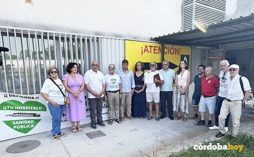 Concentraci&oacute;n a las puertas del Hospital de Montilla FOTO AYUNTAMIENTO DE MONTILLA