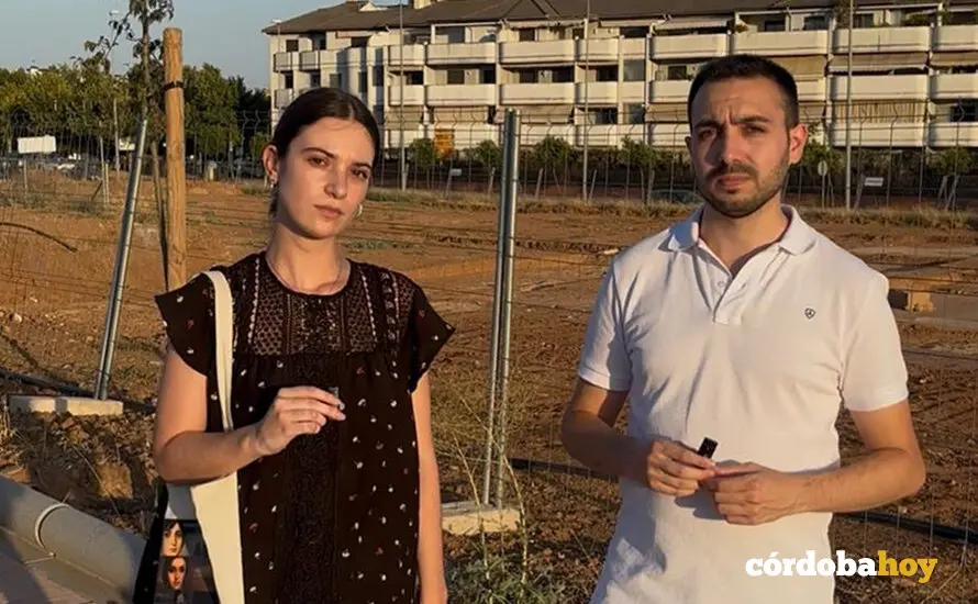 Jos&eacute; Antonio Lara y Luc&iacute;a Garc&iacute;a en la zona donde han aparecido los restos arqueol&oacute;gicos FOTO JUVENTUDES SOCIALISTAS