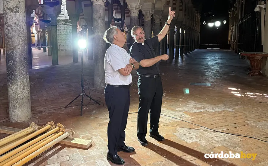 Joaqu&iacute;n Alberto Nieva muestra a Salvador Fuentes los da&ntilde;os del incendio en la Mezquita-Catedral FOTO DIPUTACI&Oacute;N DE C&Oacute;RDOBA