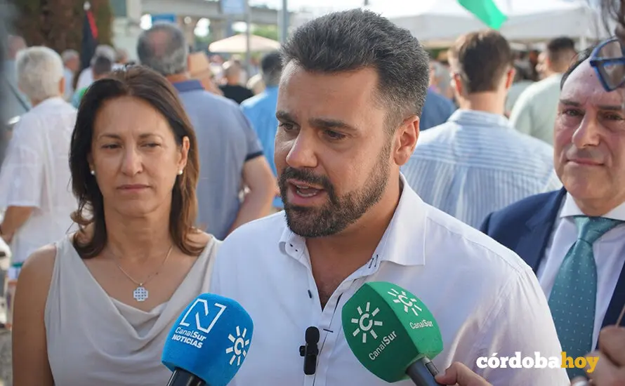 El vicesecretario de Formaci&oacute;n del PP-A y diputado auton&oacute;mico, Jos&eacute; Ricardo Garc&iacute;a, este domingo en declaraciones a los medios en Sevilla FOTO PP-A