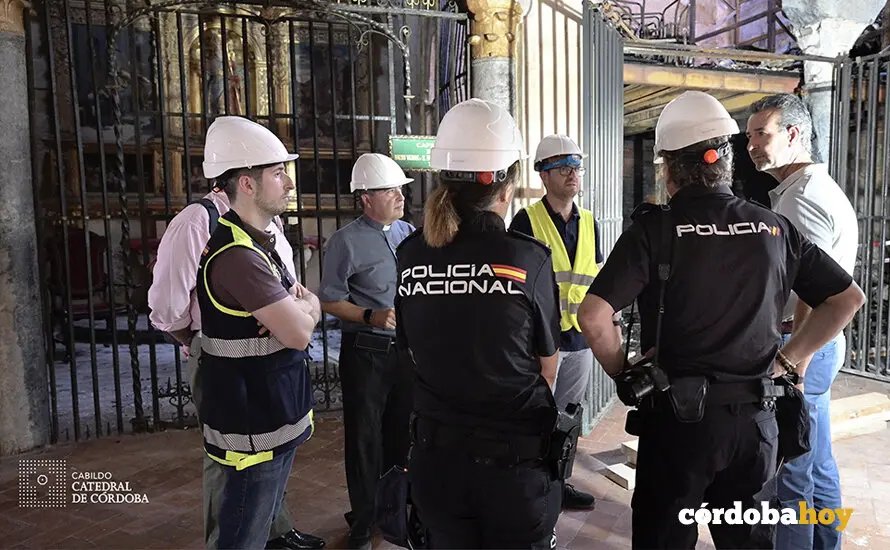 An&aacute;lisis de los da&ntilde;os en la Mezquita-Catedral por el fuego por t&eacute;cnicos de la Junta, el Cabildo y la Polic&iacute;a Cient&iacute;fica FOTO CABILDO