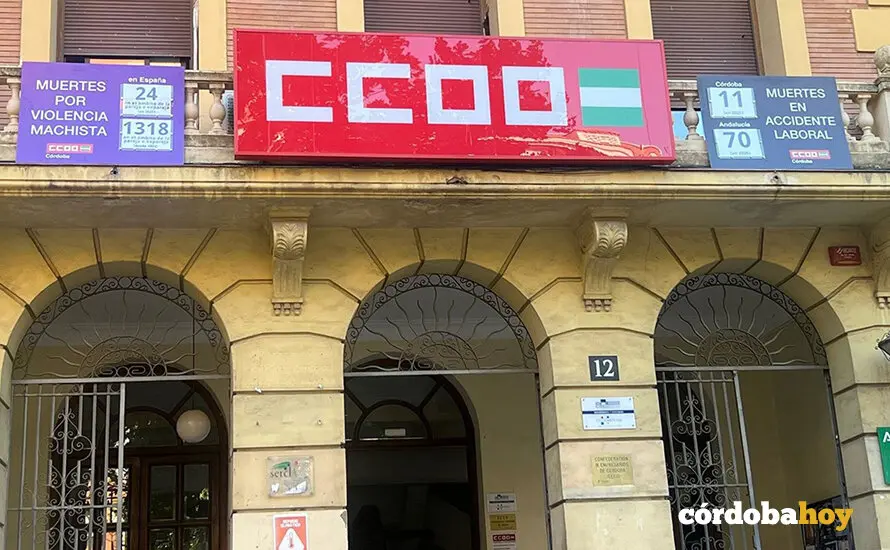 Los dos contadores en la fachada de la sede de CCOO de C&oacute;rdoba FOTO CCOO