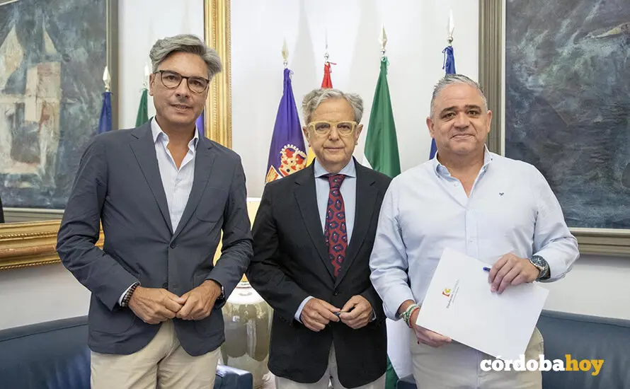 Salvador Fuentes (centro), entre Andr&eacute;s Lorite y Francisco Javier Ruiz, tras la firma del convenio FOTO DIPUTACI&Oacute;N DE C&Oacute;RDOBA