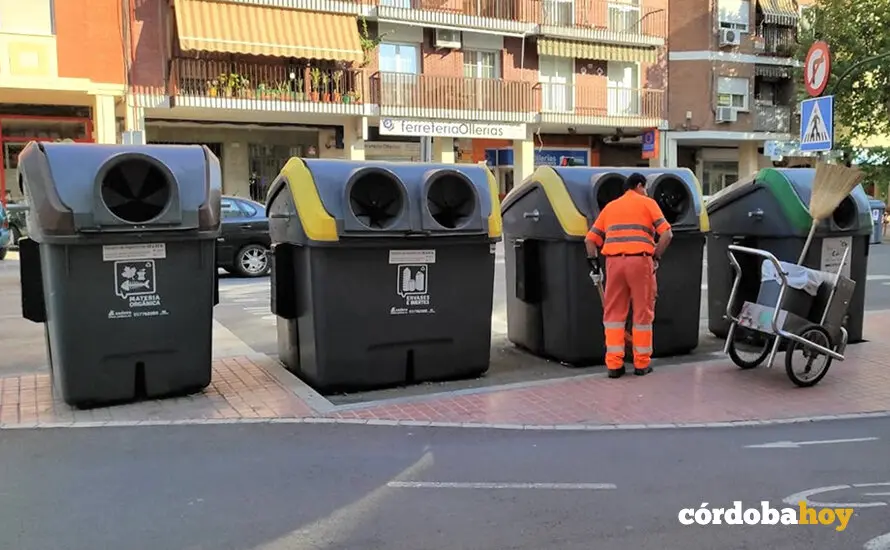 Un trabajador de Sadeco junto a unos contenedores, en una imagen de archivo FOTO EUROPA PRESS