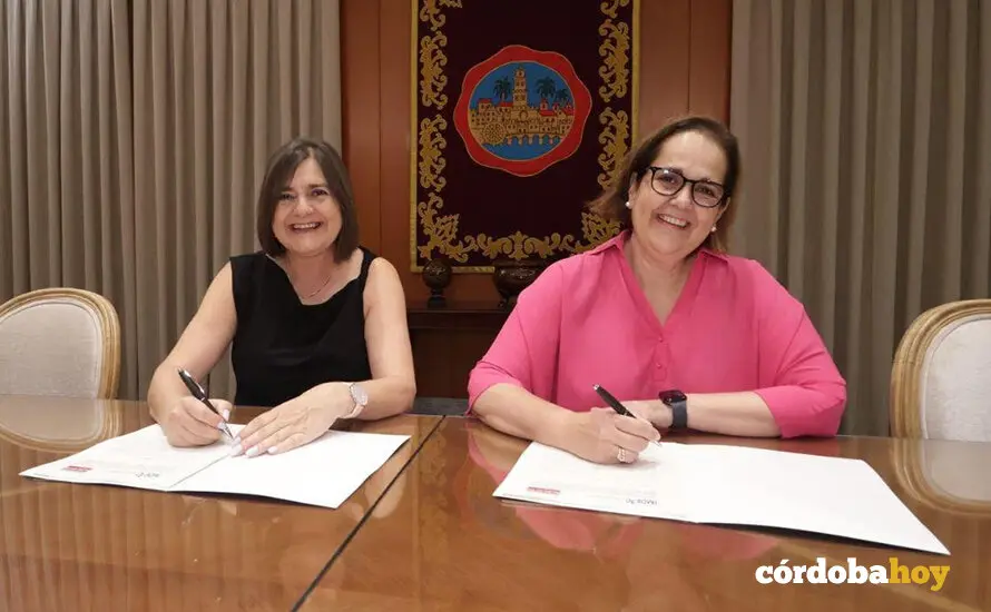 Marina Borrego y Blanca Torrent, en la firma del convenio FOTO RAFA MELLADO SENIOR