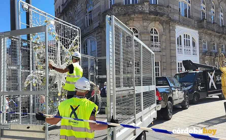 Montaje de la iluminaci&oacute;n navide&ntilde;a en Vigo en julio pasado FOTO XIMENEZ GROUP