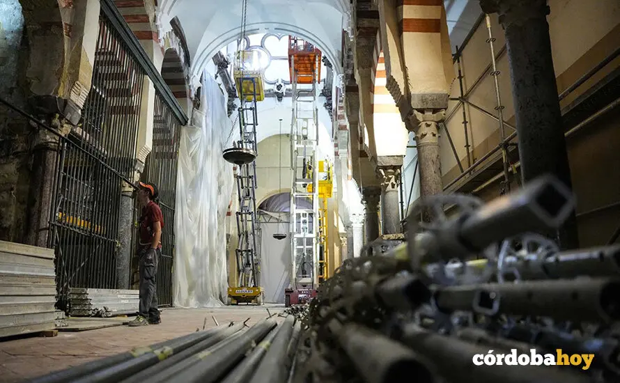 Obras de afianzamiento de la Mezquita-Catedral de C&oacute;rdoba tras el incendio que se produjo el pasado 8 de agosto. - Joaquin Corchero - Europa Press