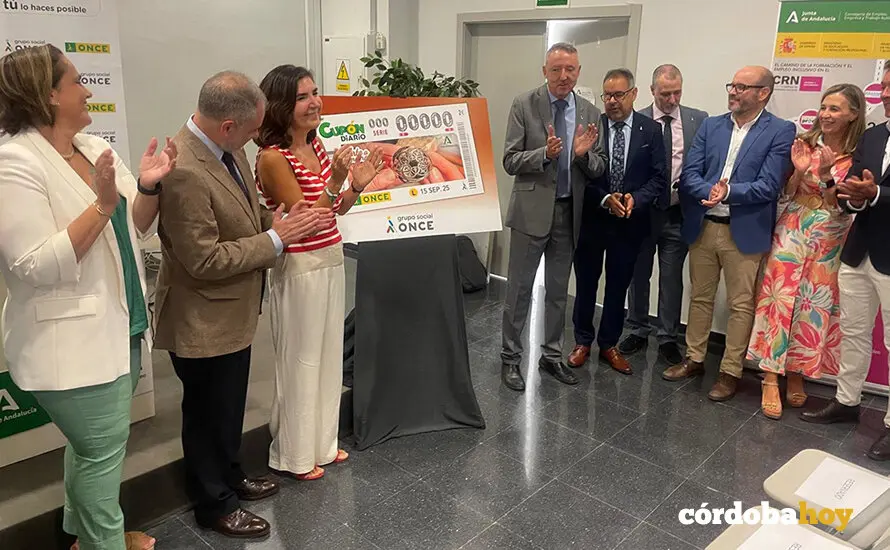 La consejera de Empleo, Roc&iacute;o Blanco (tercera por la izquierda), en la presentaci&oacute;n del cup&oacute;n que la ONCE dedica a la Joyer&iacute;a andaluza FOTO JUNTA DE ANDALUC&Iacute;A