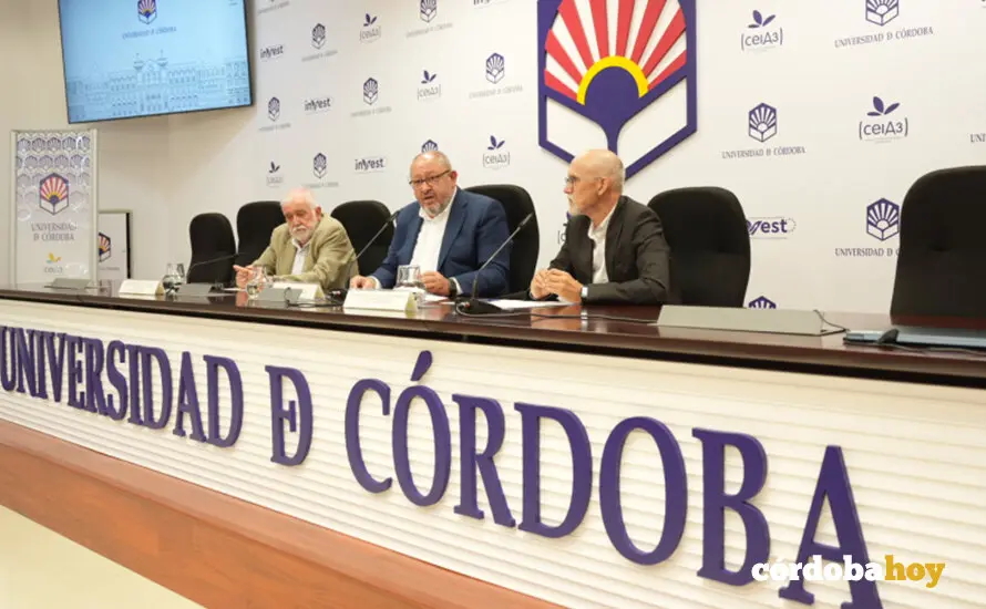 De derecha a izquierda, Juan Antonio Moriana, Manuel Torralbo y Rafael Solana durante la presentaci&oacute;n del plan FOTO UCO
