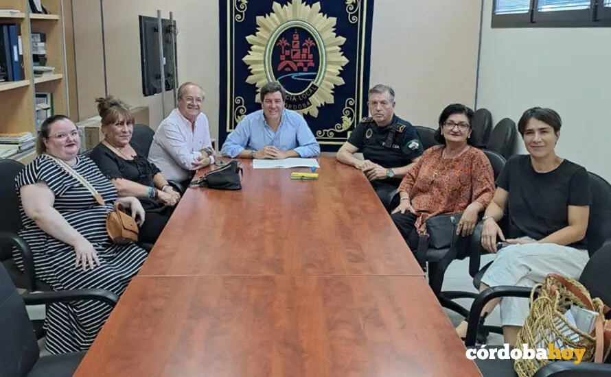 Reuni&oacute;n de Jes&uacute;s Coca (en el centro) con comerciantes del Casco Hist&oacute;rico FOTO AYUNTAMIENTO DE CORDOBA