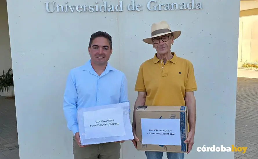 El alcalde, Gabriel Prieto, y Jes&uacute;s Prieto, posible familiar de una de las v&iacute;ctimas, entregan las muestras &oacute;seas y biol&oacute;gicas