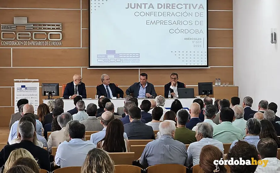 Reuni&oacute;n de la junta directiva de CECO celebrada con la asistencia del alcalde C&oacute;rdoba FOTO CECO