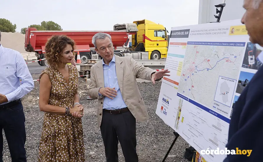 La vicepresidenta primera del Gobierno y ministra de Hacienda, Mar&iacute;a Jes&uacute;s Montero, visita las obras de rehabilitaci&oacute;n y mejora del firme de la A-4 en C&oacute;rdoba FOTO MADERO CUBERO / EUROPA PRESS