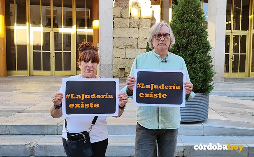 Lourdes Mart&iacute;nez y Manuel Ortega, de La Juder&iacute;a Existe, ante el Ayuntamiento FOTO LA JUDER&Iacute;A EXISTE