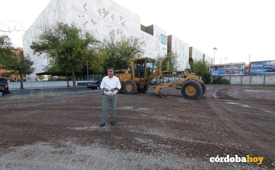 Miguel Ruiz Madruga en el solar habilitado para aparcamiento provisional junto a la Ciudad de la Justicia FOTO AYUNTAMIENTO DE C&Oacute;RDOBA