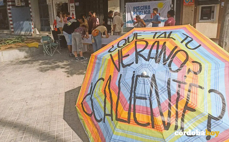 Recogida de firmas en Valdeolleros para reclamar  una piscina p&uacute;blica FOTO ASOCIACI&Oacute;N VECINAL VALDEOLLEROS