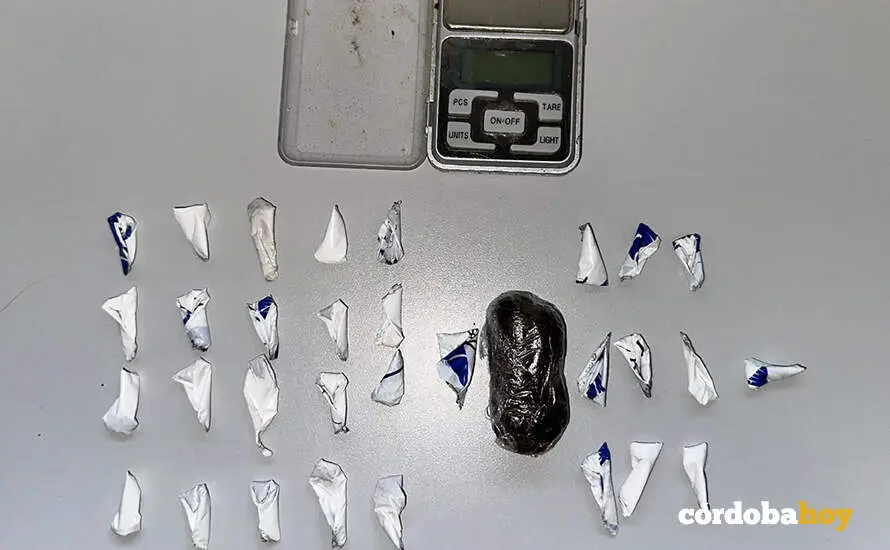 Droga y balanza intervenidas por la Guardia Civil en Encinas Reales FOTO GUARDIA CIVIL