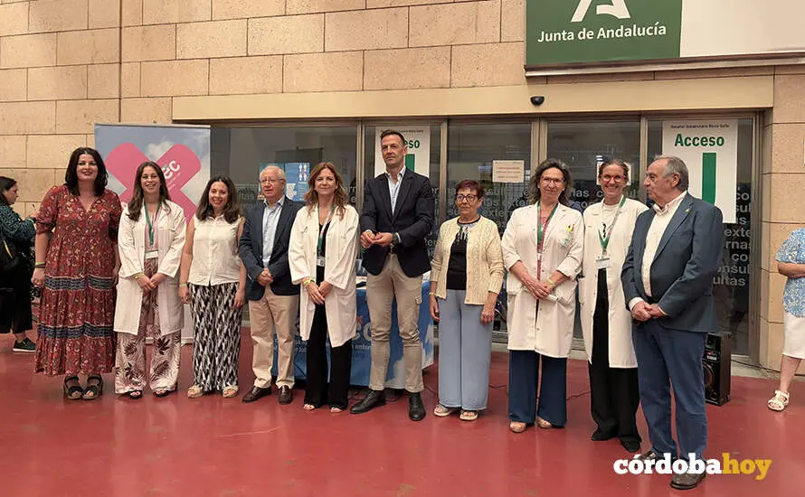 Visita a la mesa informativa que la Asociaci&oacute;n de Allegados y Personas con Enfermedad Mental de C&oacute;rdoba (Asaenec) ha instalado en el centro con motivo del D&iacute;a Mundial de la Salud Mental FOTO HURS