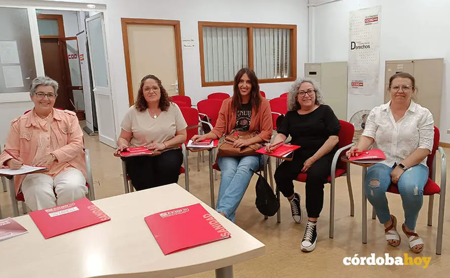 Las cinco delegadas del comit&eacute; de empresa en el servicio de ayuda a domicilio del Ayuntamiento de Montalb&aacute;n de C&oacute;rdoba FOTO CCOO
