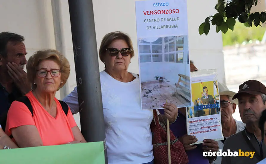 Concentraci&oacute;n vecinal en Villarrubia por el nuevo centro de salud FOTO &Aacute;LVARO SANTOS L&Oacute;PEZ