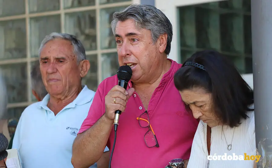 Concentraci&oacute;n vecinal en Villarrubia por el nuevo centro de salud FOTO &Aacute;LVARO SANTOS L&Oacute;PEZ