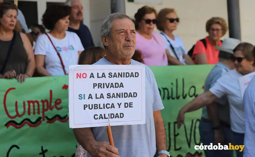 Concentraci&oacute;n vecinal en Villarrubia por el nuevo centro de salud FOTO &Aacute;LVARO SANTOS L&Oacute;PEZ