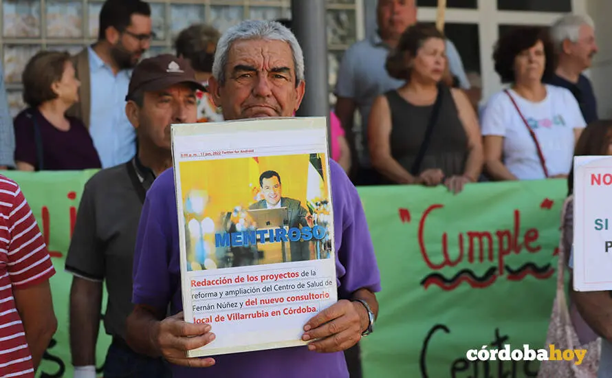 Concentraci&oacute;n vecinal en Villarrubia por el nuevo centro de salud FOTO &Aacute;LVARO SANTOS L&Oacute;PEZ