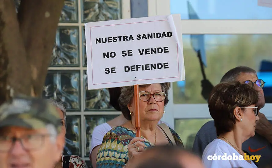 Concentraci&oacute;n vecinal en Villarrubia por el nuevo centro de salud FOTO &Aacute;LVARO SANTOS L&Oacute;PEZ