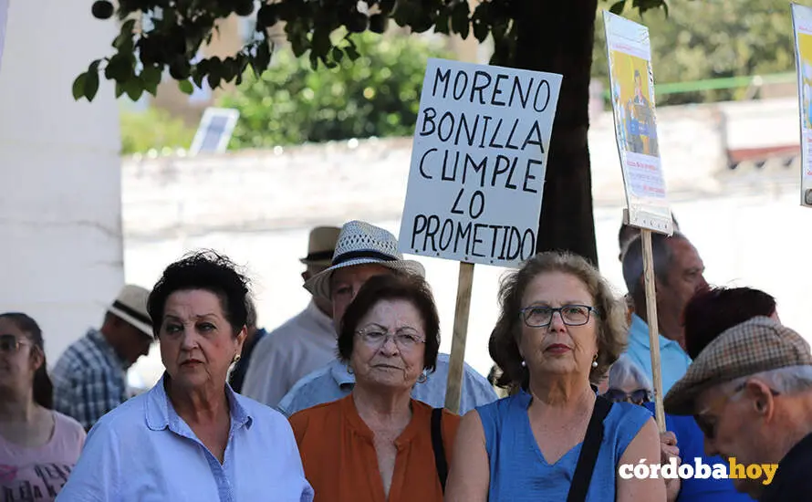 Concentraci&oacute;n vecinal en Villarrubia por el nuevo centro de salud FOTO &Aacute;LVARO SANTOS L&Oacute;PEZ