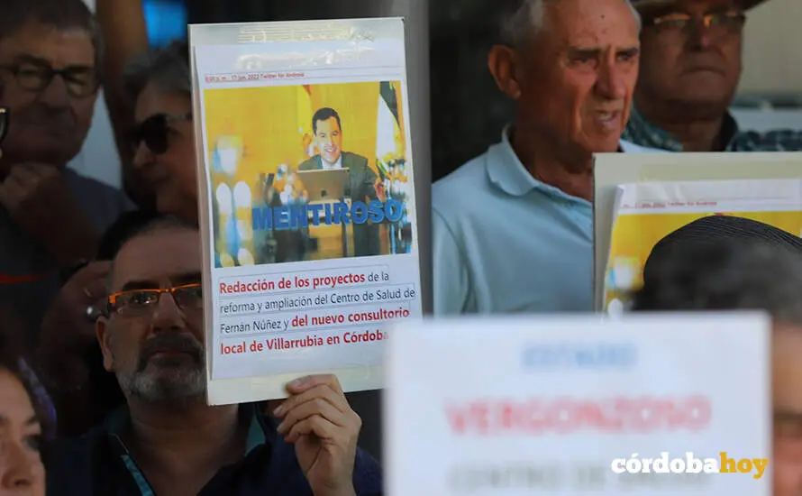 Concentraci&oacute;n vecinal en Villarrubia por el nuevo centro de salud FOTO &Aacute;LVARO SANTOS L&Oacute;PEZ