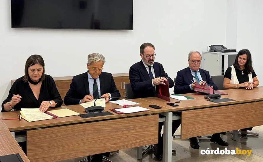 Firma de la declaraci&oacute;n conjunta en apoyo a la ampliaci&oacute;n de la red el&eacute;ctrica en la Zona Norte de C&oacute;rdoba FOTO DIPUTACI&Oacute;N DE C&Oacute;RDOBA