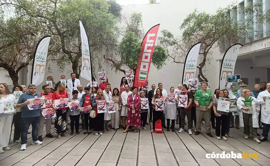 Concentraci&oacute;n de CCOO en el centro de salud Lucano tras las &uacute;ltimas agresiones a profesionales sanitarios FOTO CCOO