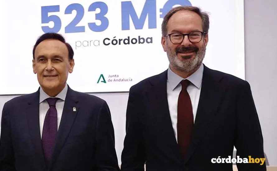 Jos&eacute; Carlos G&oacute;mez Villamandos y Adolfo Molina en la presentaci&oacute;n de los Presupuestos de la Junta de 2026 para C&oacute;rdoba FOTO JUNTA DE ANDALUC&Iacute;A