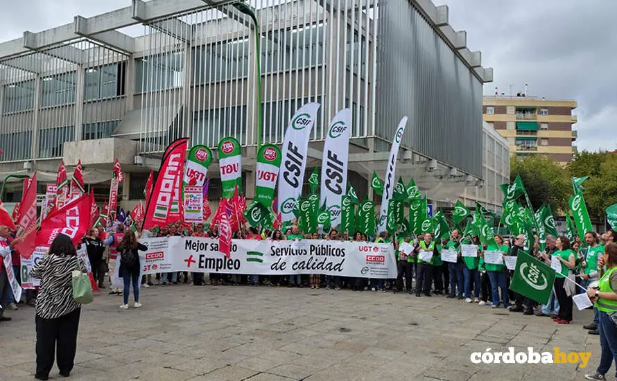 Concentraci&oacute;n sindical a las puertas de la Subdelegaci&oacute;n del Gobierno en C&oacute;rdoba FOTO CSIF