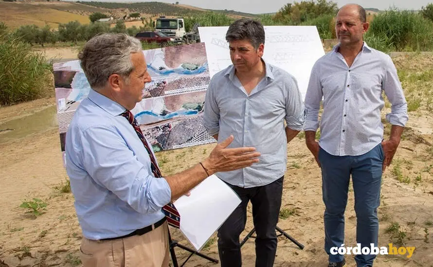 Fuentes (izquierda), explicando a Llamas y Ruz el pasado 19 de junio los detalles de la intervenci&oacute;n que se har&aacute; en la CO-4207 para evitar inundaciones FOTO DIPUTACI&Oacute;N DE C&Oacute;RDOBA