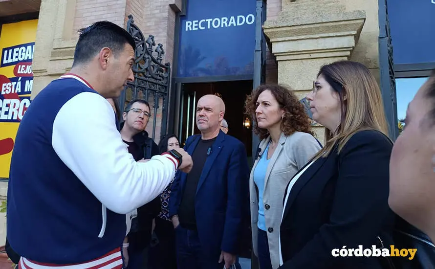 Unai Sordo (centro), junto a Nuria L&oacute;pez, a las puertas del Rectorado de la Universidad de C&oacute;rdoba FOTO EUROPA PRESS
