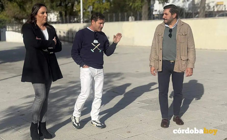 Visita de cargos de Vox al barrio de Electromec&aacute;nicas FOTO VOX