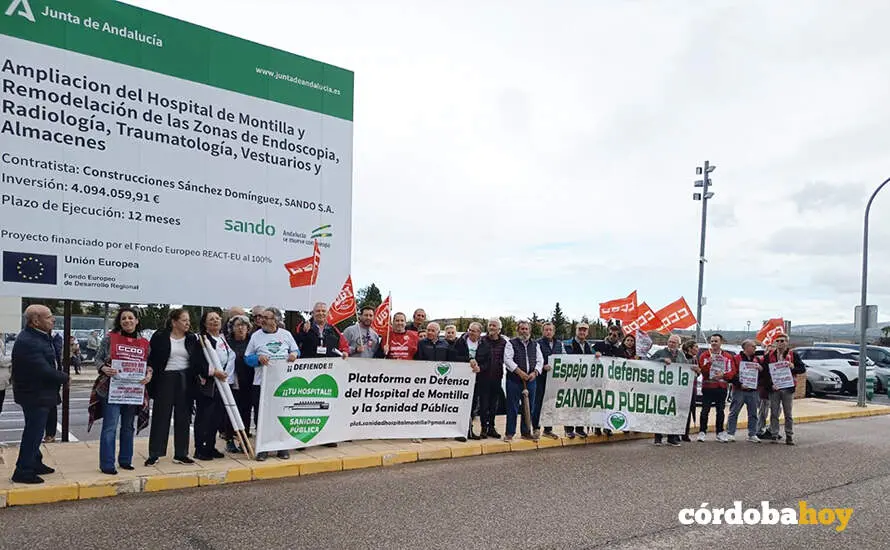 Concentraci&oacute;n de delegados y delegadas de CCOO en el Hospital de Montilla FOTO CCOO