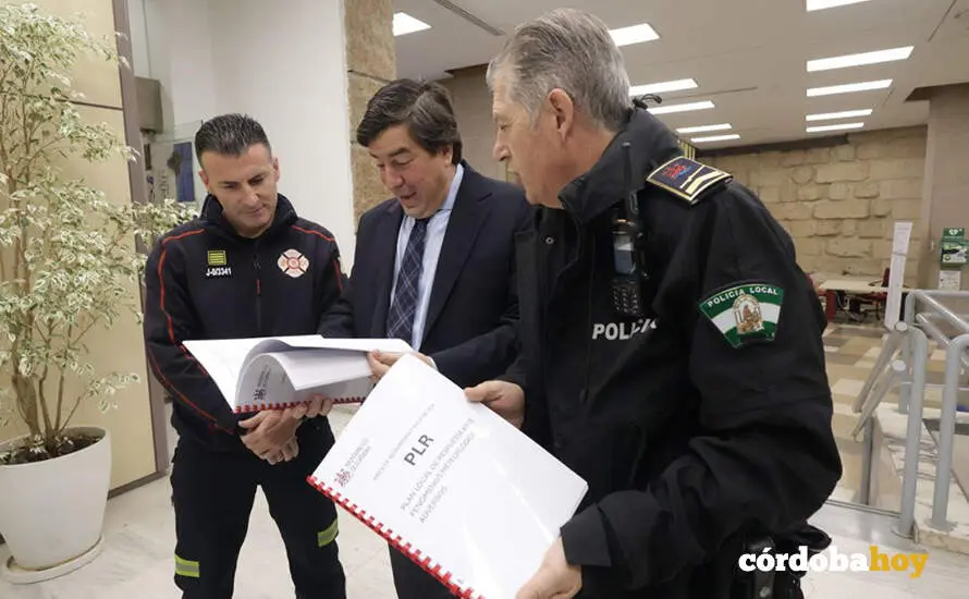 Daniel Mu&ntilde;oz, Jes&uacute;s Coca y Juan D&iacute;az en la presentaci&oacute;n del protocolo municipal contra las adversidades clim&aacute;ticas FOTO AYUNTAMIENTO DE C&Oacute;RDOBA
