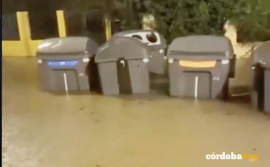 Contenedores medio flotando por la crecida del agua por las fuertes lluvias IMAGEN SACADA DE UN VIDEO VECINAL