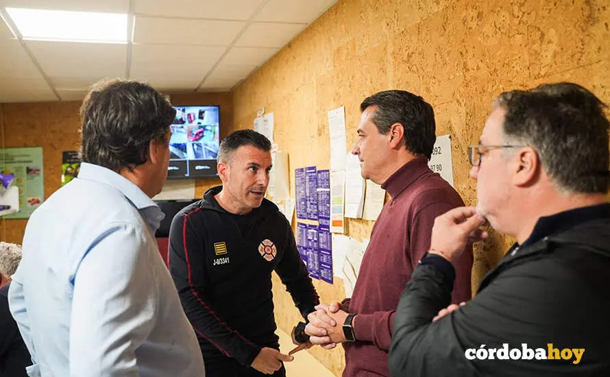 Jos&eacute; Mar&iacute;a Bellido (de cuello alto) y Jes&uacute;s Coca (izquierda) conversan con el jefe de bomberos, Daniel Mu&ntilde;oz, en la sala de mandos del Speis FOTO AYUNTAMIENTO DE C&Oacute;RDOBA