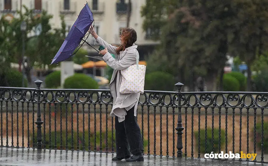 Persona protegi&eacute;ndose de la lluvia y el viento, en una imagen de archivo FOTO MAR&Iacute;A JOS&Eacute; L&Oacute;PEZ / EUROPA PRESS