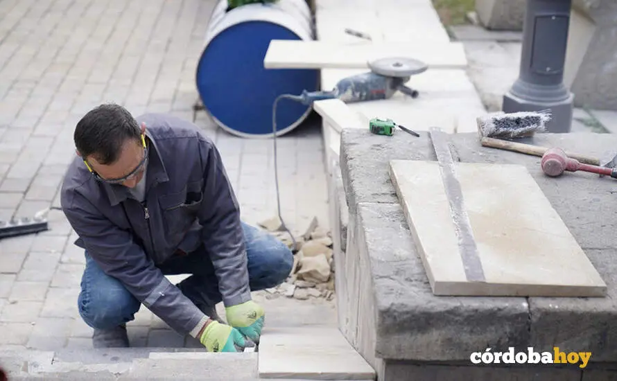 Trabajador del PFEA en la capital cordobesa FOTO AYUNTAMIENTO DE C&Oacute;RDOBA
