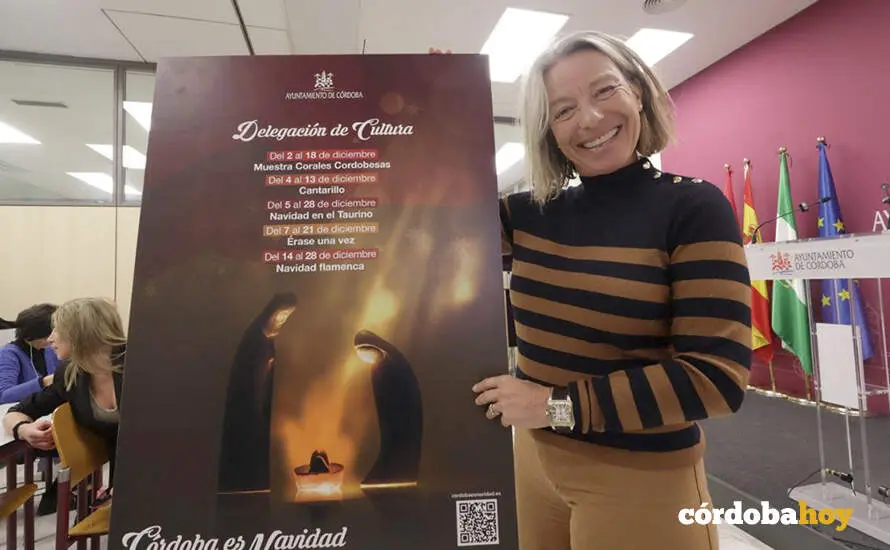 La concejala de Cultura en el Ayuntamiento de C&oacute;rdoba, Isabel Alb&aacute;s, con era programa navide&ntilde;o de su Delegaci&oacute;n FOTO RAFA MELLADO SENIOR