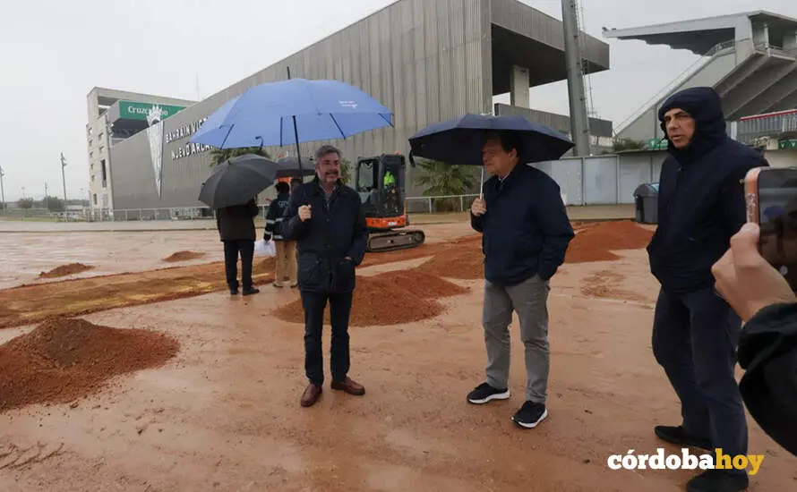 Miguel &Aacute;ngel Torrico (izquierda) en las obras de los caminos peatonales del acceso al estadio FOTO AYUNTAMIENTO DE C&Oacute;RDOBA
