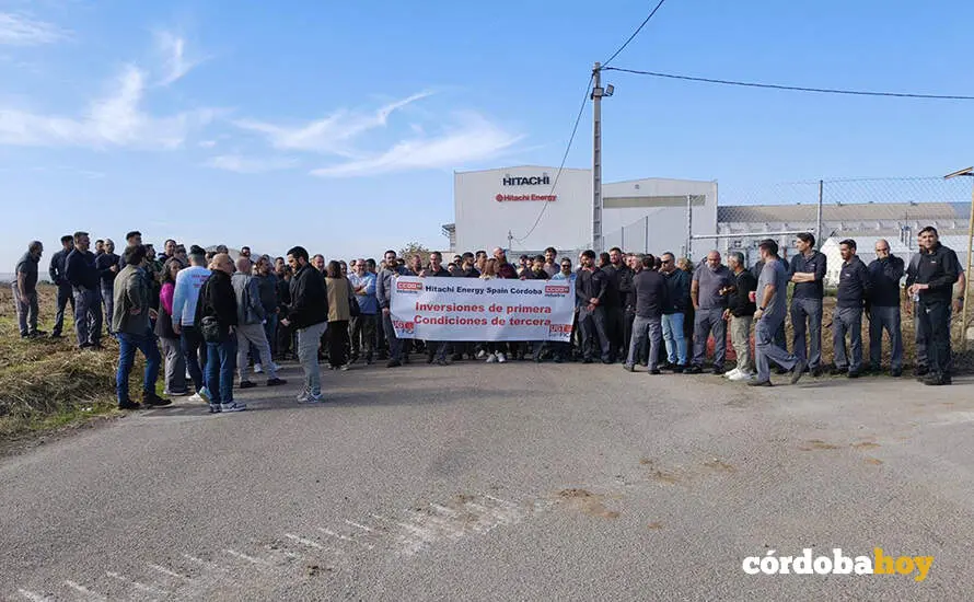 Una concentraci&oacute;n de trabajadores de Hitachi Energy ante la factor&iacute;a en C&oacute;rdoba, en una imagen de archivo FOTO CCOO -