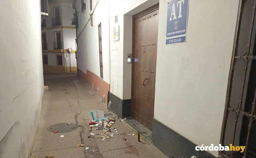 Suciedad a las puertas de un apartamento tur&iacute;stico del Casco Hist&oacute;rico cordob&eacute;s FOTO NODO CORDUBA